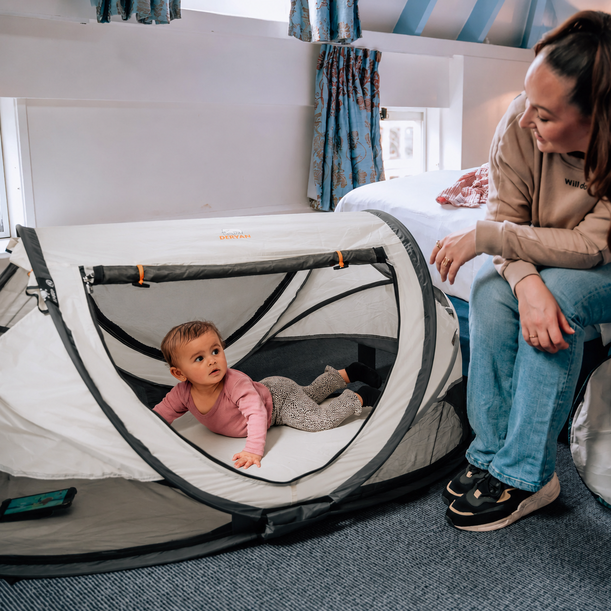Deryan Kleinkind-Luxus-Campingbett - Inklusive selbstaufblasbarer Matratze - Creme