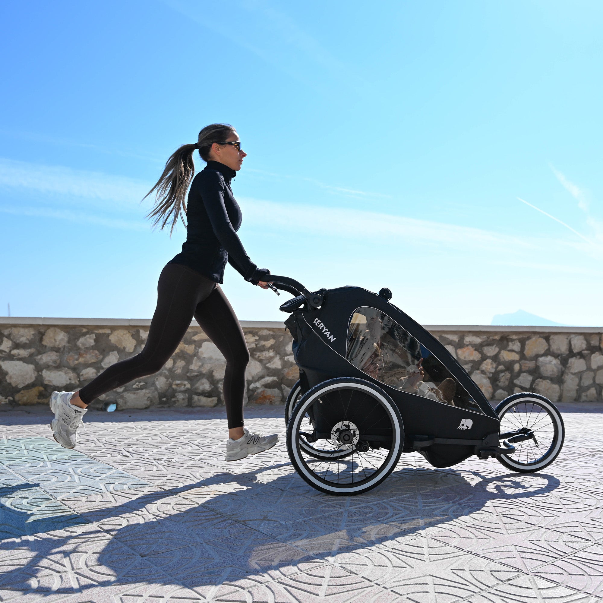 Luxe Fietskar V2 - Wandelwagen - Hardloopkinderwagen Zwart