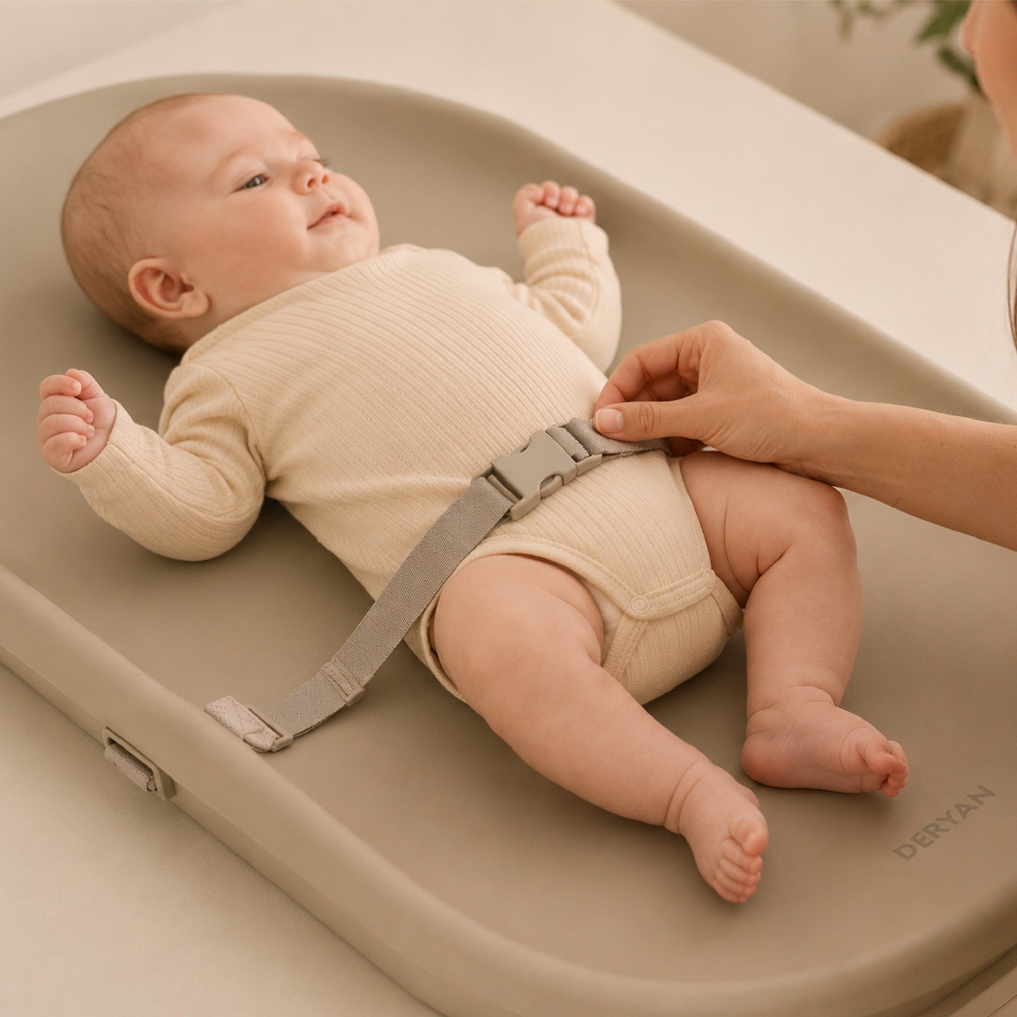 Verschoonkussen & Aankleedkussen – Multifunctioneel Waterdicht Verschoonmatje met Verhoogde Randen, Antislip PU-schuim – Comfortabel, Veilig & Hygiënisch Taupe