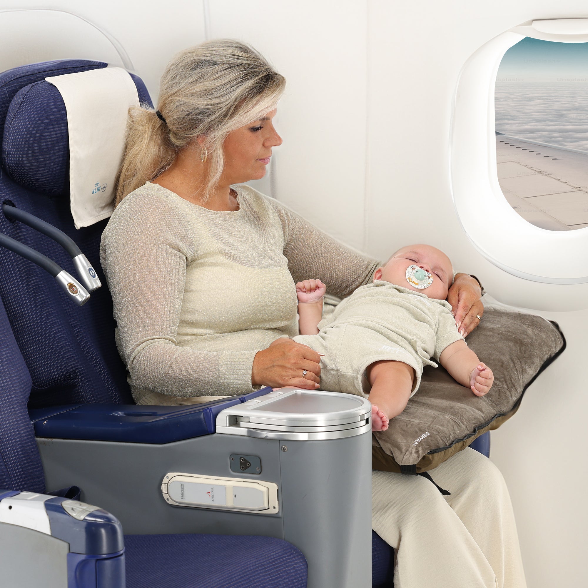 DERYAN AirTraveller Cuna de avión - Almohada de viaje con colchón - Plegado compacto - Marrón